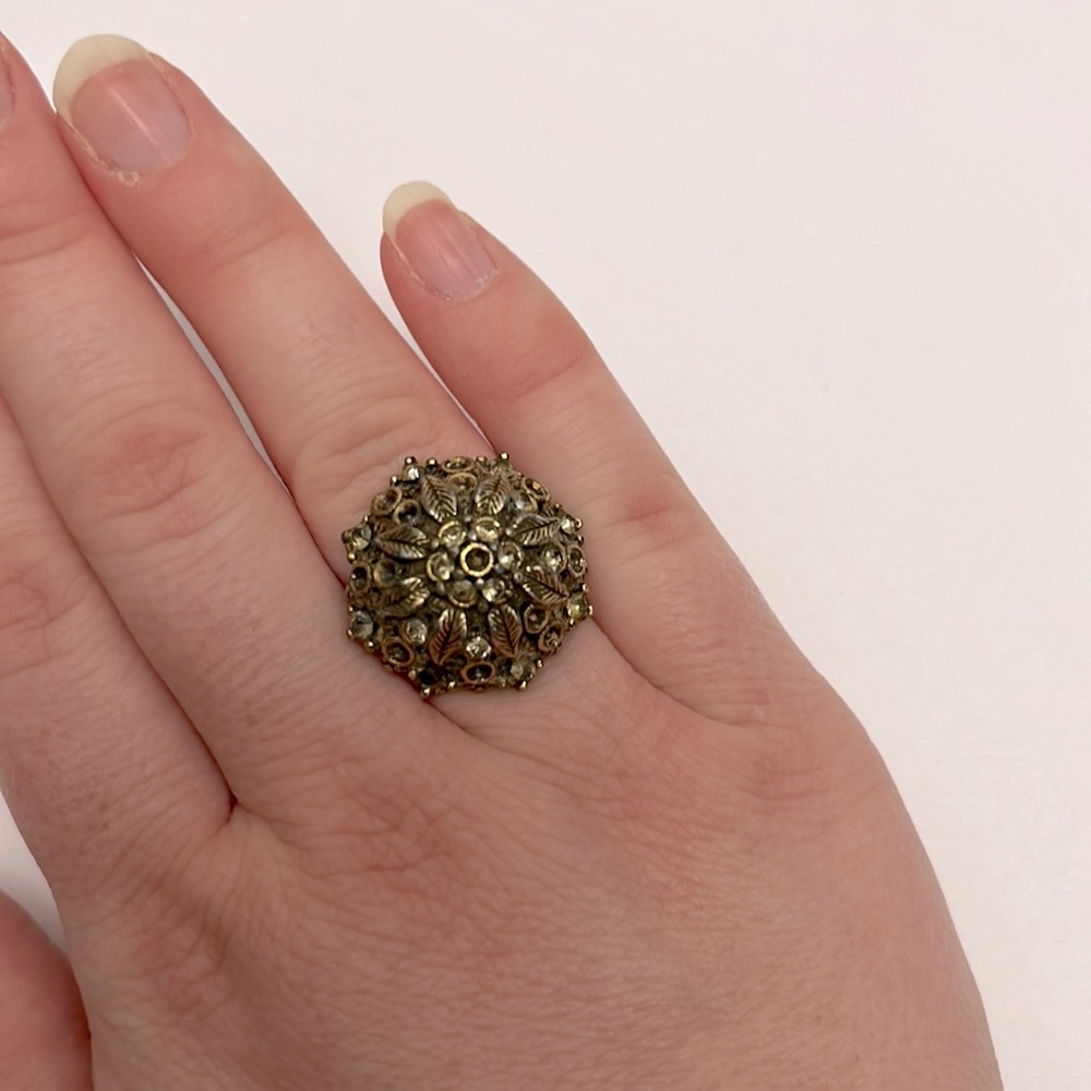 Detailed costume ring - gold leaves floral